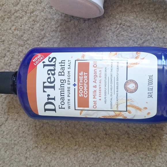 Flawless Finishing Touch Spa Body Brush and DR Teal's Foaming Bath - Picture 10 of 10